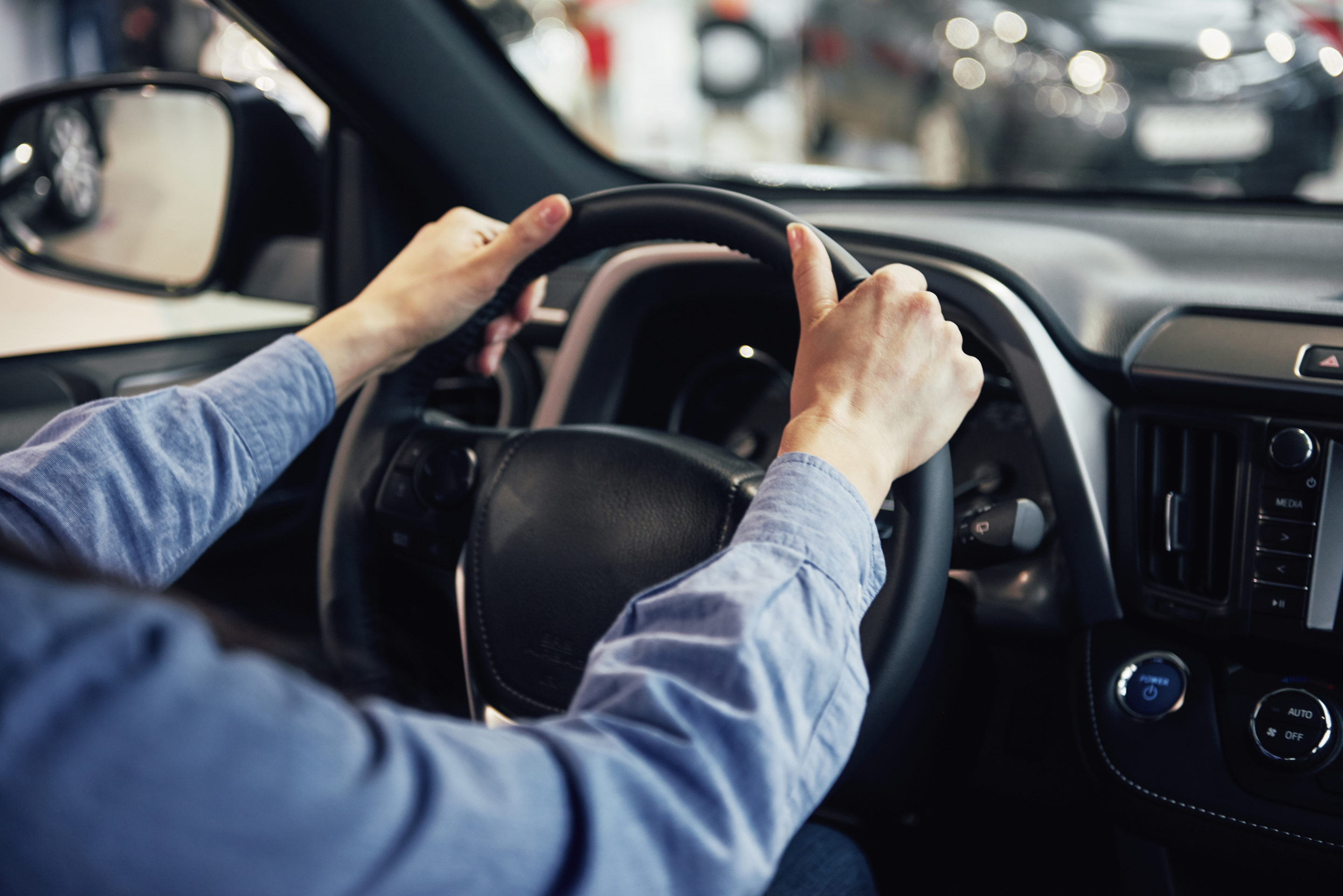 imagen de un hombre dentro de un coche con las manos en el volante, para el artículo sobre accidentes de tráfico