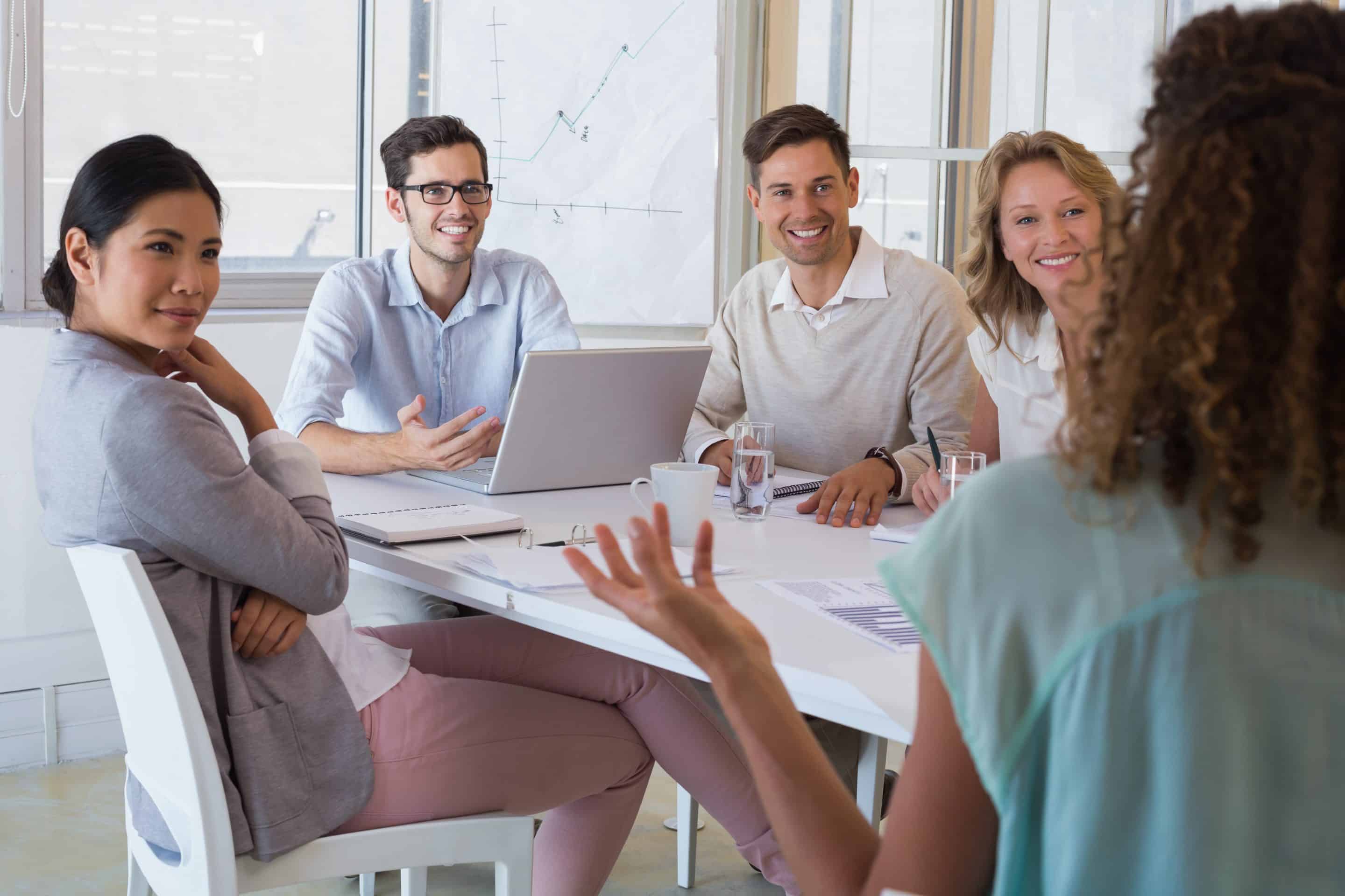 ¿Es positivo hablar de lo personal en el trabajo, especialmente al comenzar una reunión?