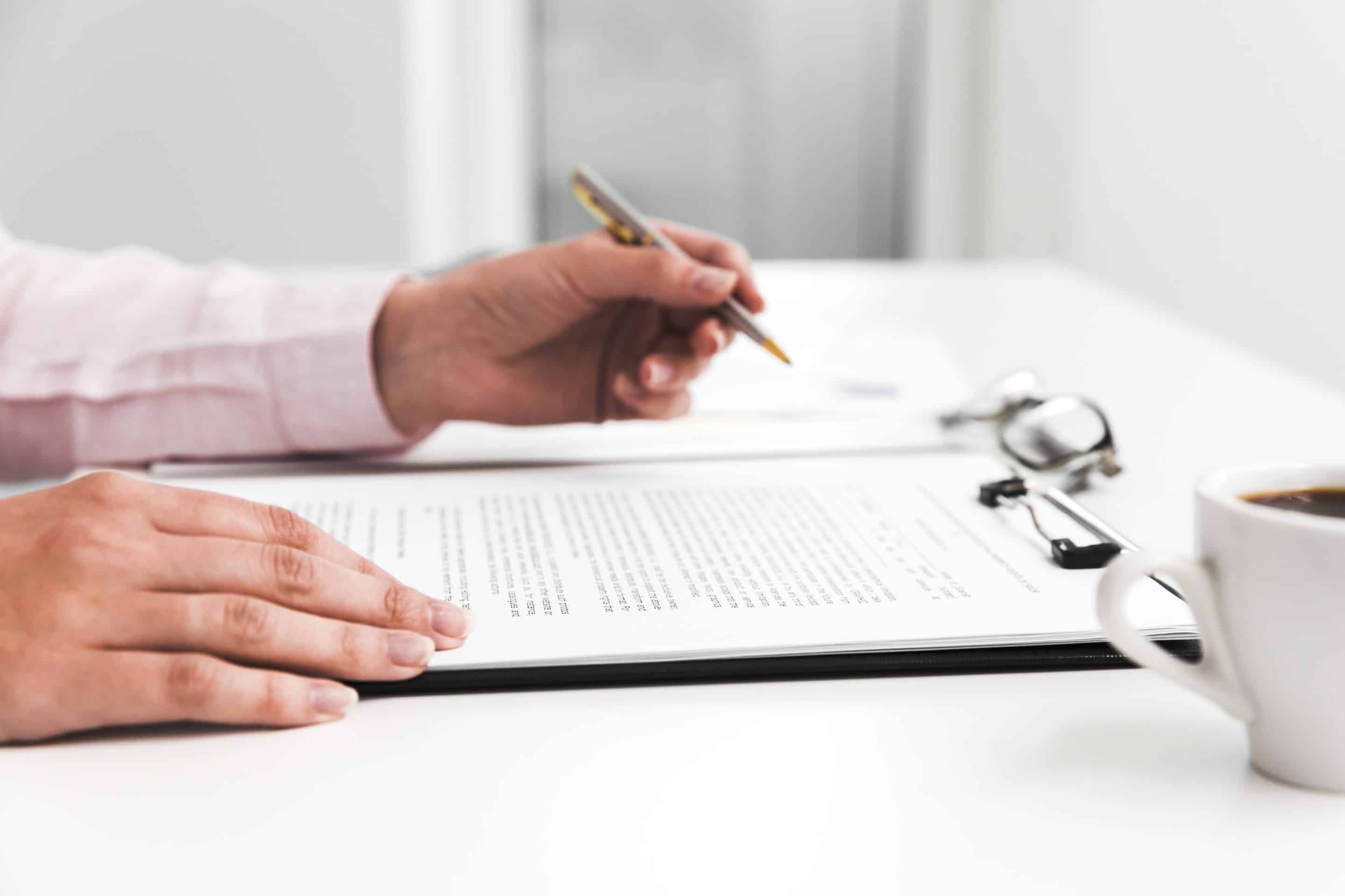 empresario-trabajando-en-un-escritorio-de-oficina Nuevo Plan Estratégico de la Inspección de Trabajo