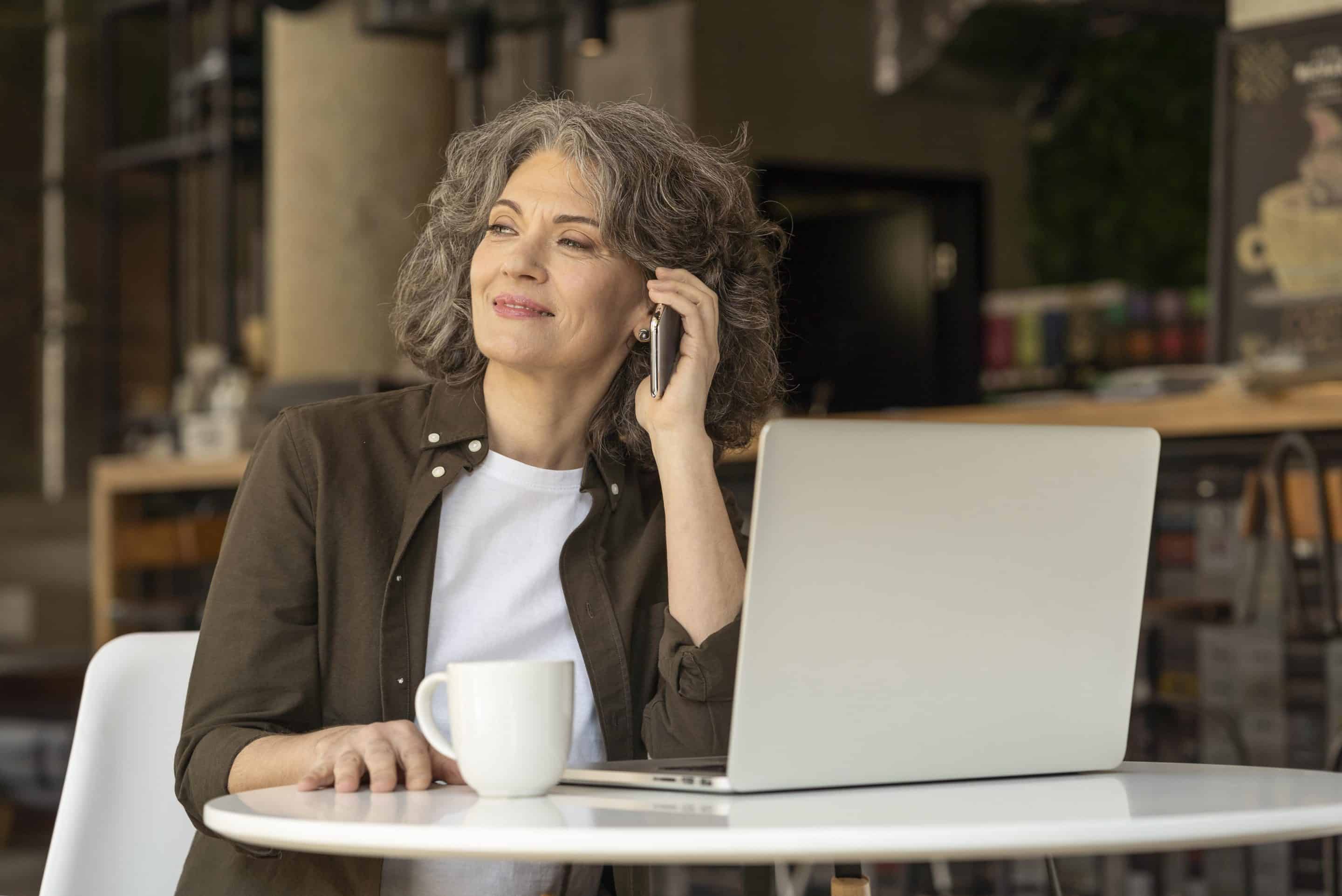 una mujer madura, en entorno laboral representando el edadismo laboral