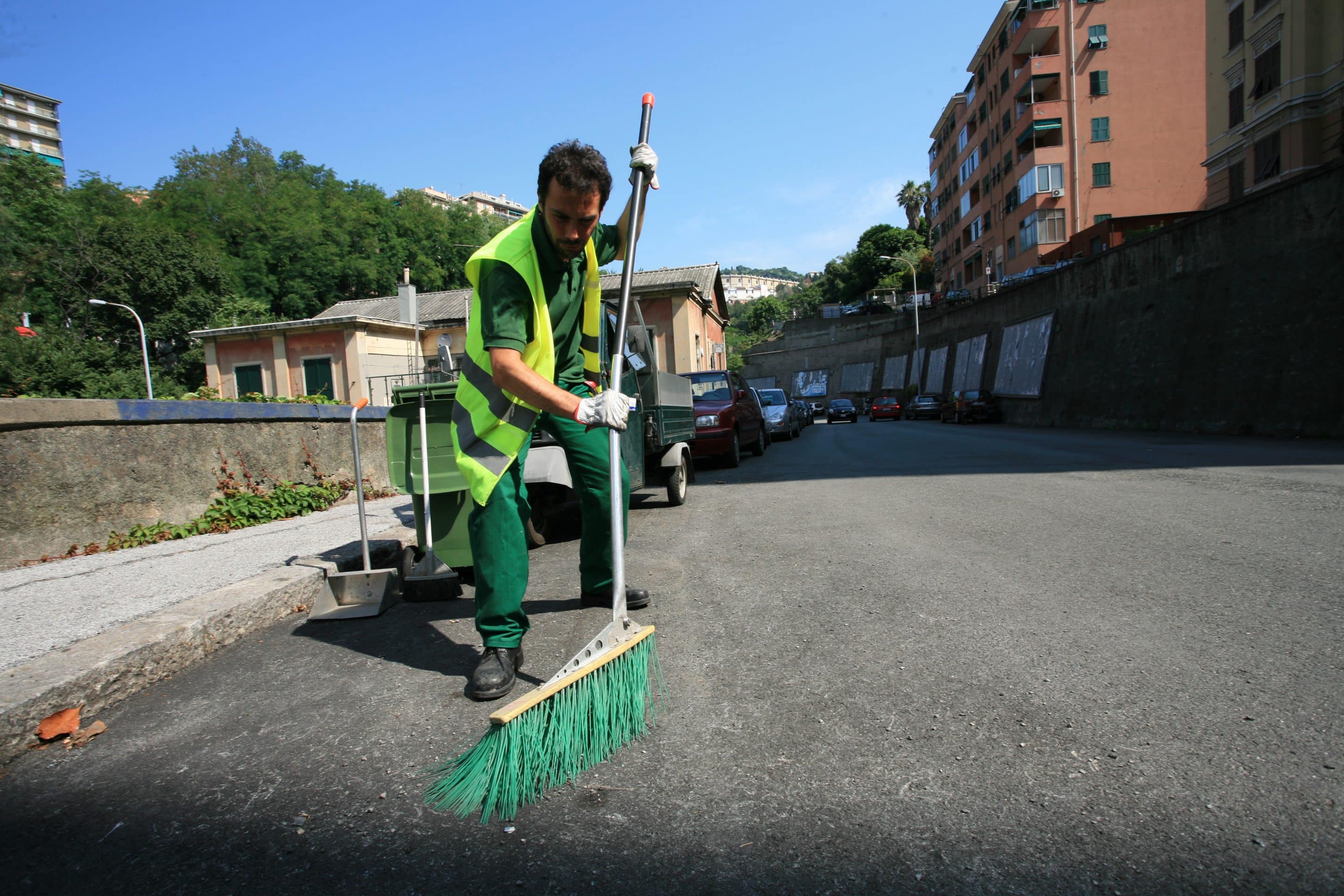 woman-with-umbrella-standing-road-city Persona trabajando haciendo trabajos de limpieza urbana. Hace calor y viste EPIS reflejando los riesgos de trabajar en el exterior durante episodios de altas temperaturas, algo que vigilará la Inspección en el marco de la Campaña Ibérica de Inspección de Trabajo
