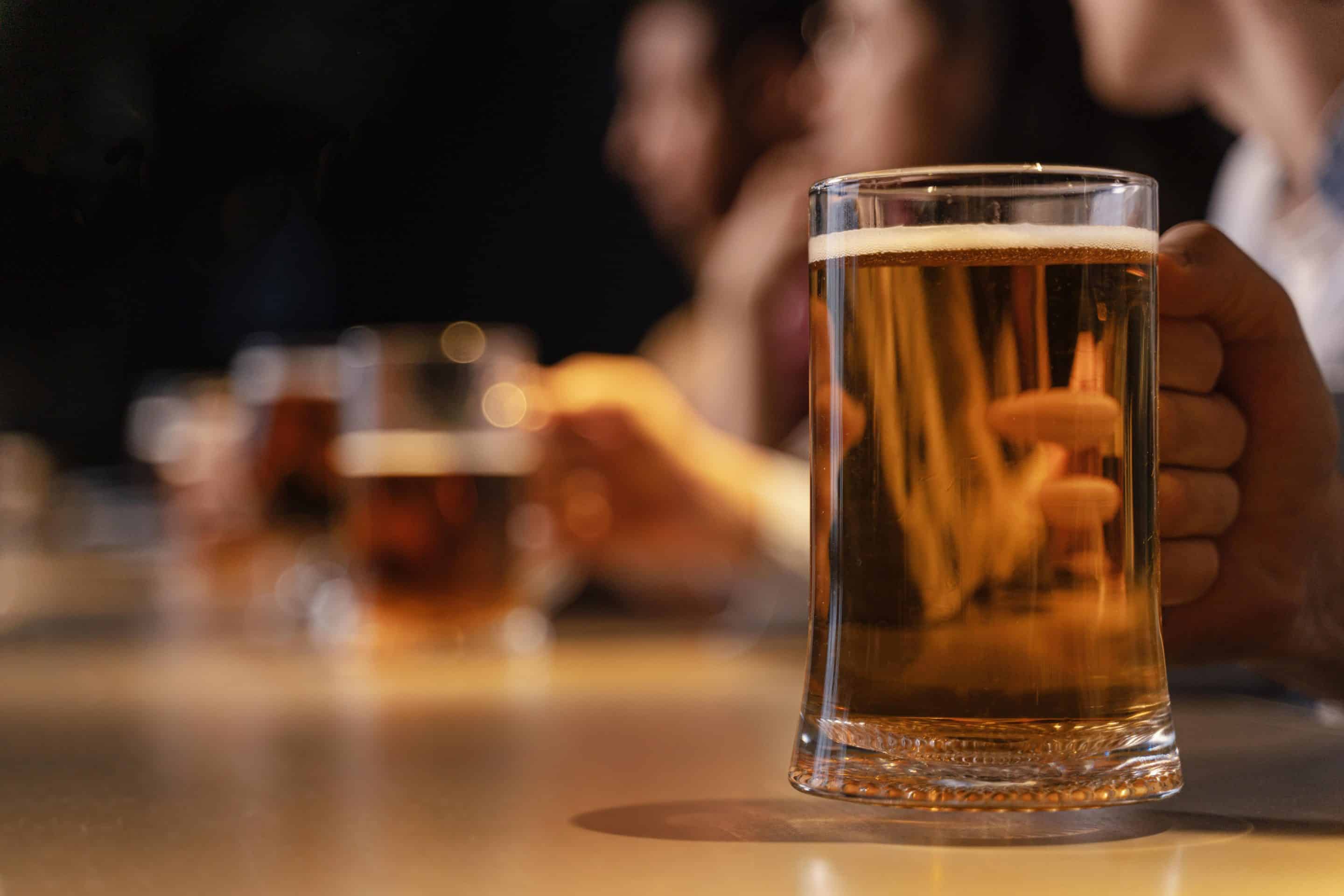 Jarras de cerveza sobre una barra. Representa la costumbre de beber alcohol en horario de trabajo y los riesgos que ello supone